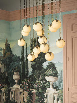 Chandelier Alesa L: The composition evokes the harmony of planetary orbits