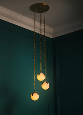 Chandelier Alesa S: An expression of balance and gravity, decorative arts and architecture
