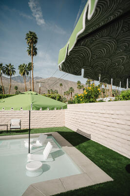 A Santa Barbara umbrella lined with Thibaut’s Bay Point fabric