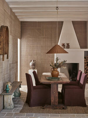 Accent wallcovering in Clay