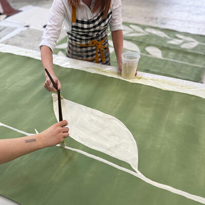 Wildflowers hand-painted wallcovering in Vert