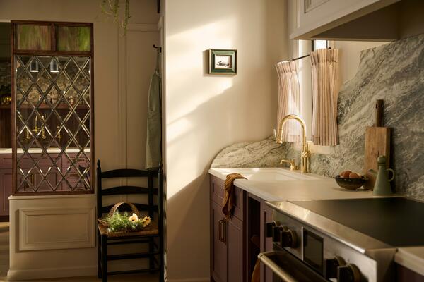 Rooted in handcraftsmanship. Imbued with purpose. The pull-down faucet is shaped to perfection