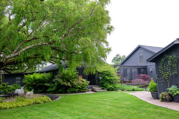 Benjamin Moore’s Black Panther paint provides a dramatic backdrop for Nagomi’s architecture while reinforcing the property’s connection to the surrounding landscape
