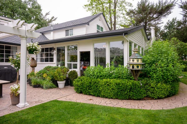 Benjamin Moore’s Atrium White provides a crisp, timeless backdrop for the gardens and architecture of Nagomi, Jiun Ho’s Sonoma County home