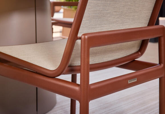 Refined in every detail, down to the signature Brown Jordan mark