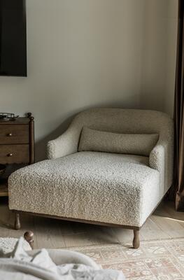 Gavin chaise in faux shearling fabric in Linen colorway